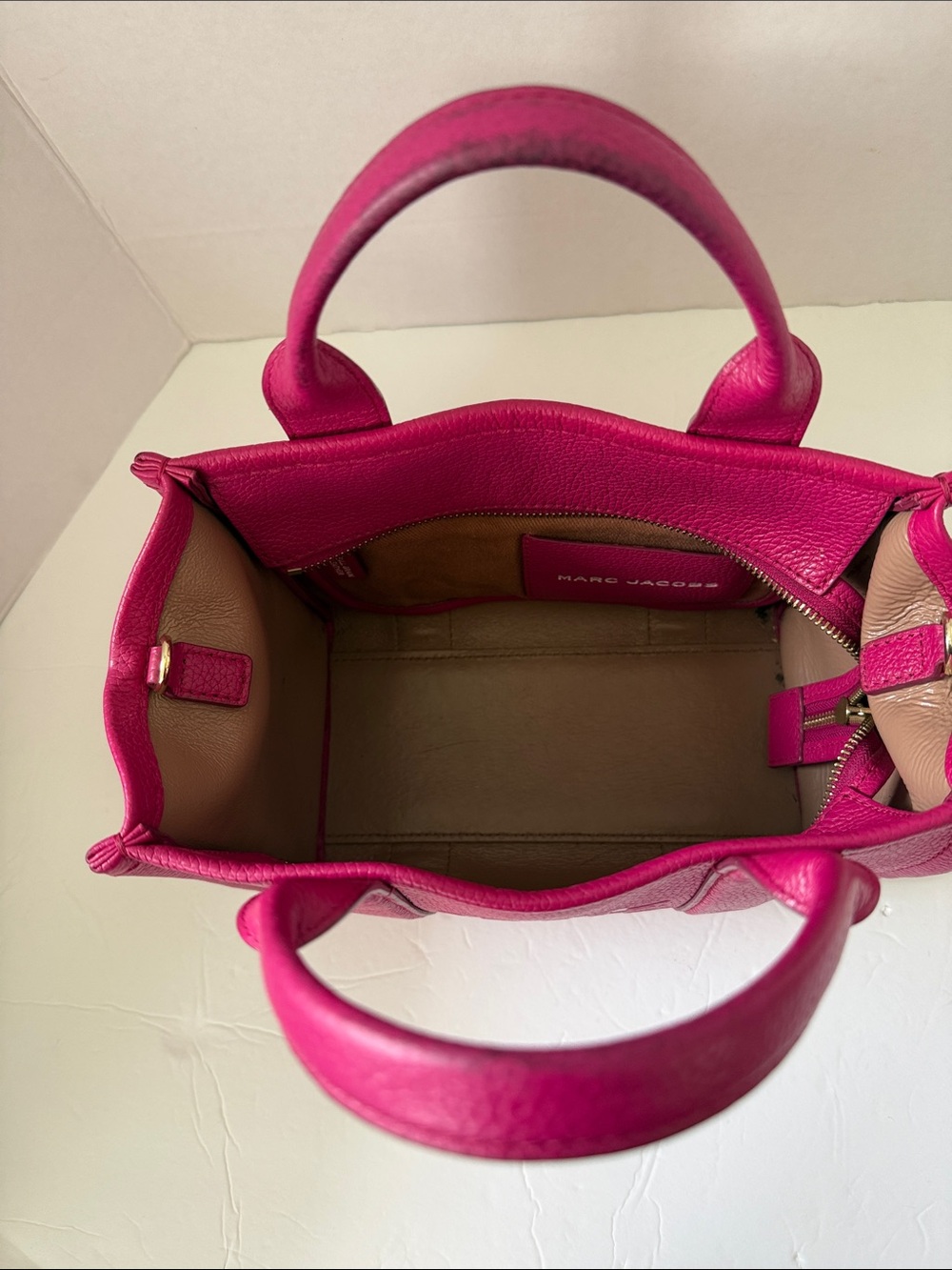 Marc Jacobs The Leather Small Tote Bag in Fuchsia - Picture 4 of 8